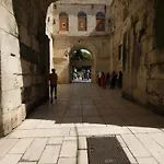 Two Spalatina شقة